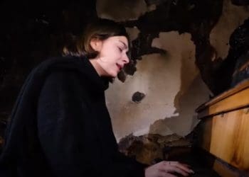 Тернополянка Аліна Ременець зіграла на піаніно в квартирі, в якій від удару дрона загинув її батько