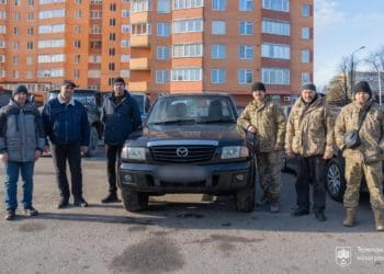 Тернопіль для ЗСУ: колектив міськавтотрансу передав автомобіль військовим
