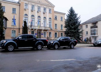 Тернопіль для ЗСУ: працівники міськради придбали автівки для трьох бойових бригад