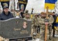 На Тернопільщині воїна поховали поряд із дружиною