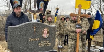На Тернопільщині воїна поховали поряд із дружиною
