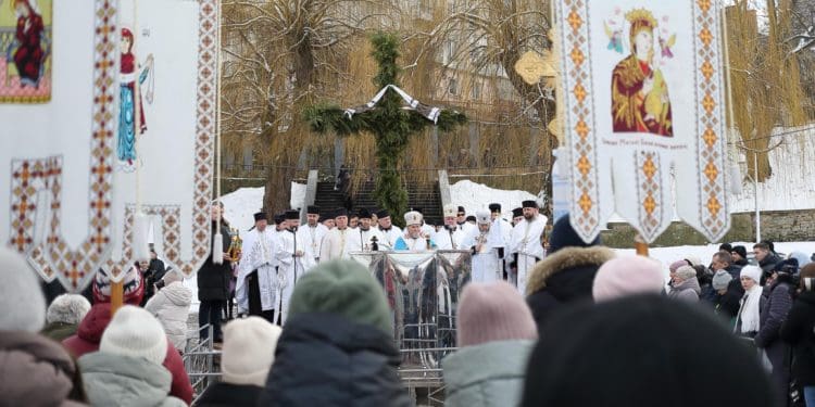 Біля Тернопільського ставу відбувся традиційний міжконфесійний молебень та чин освячення Йорданської води (фото)