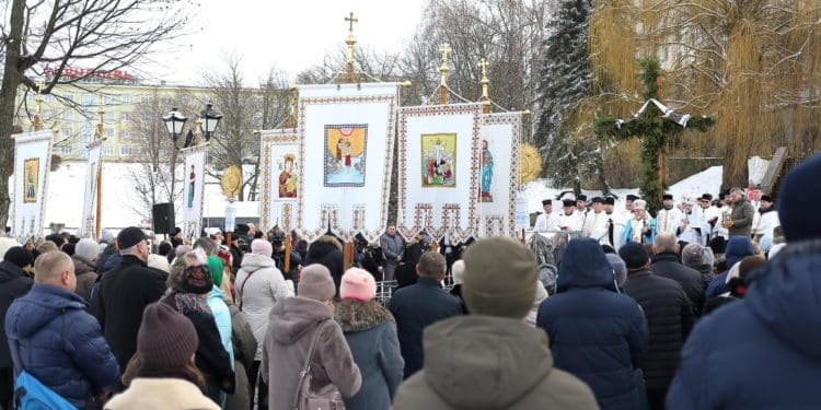 Біля Тернопільського ставу відбувся традиційний міжконфесійний молебень та чин освячення Йорданської води (фото)