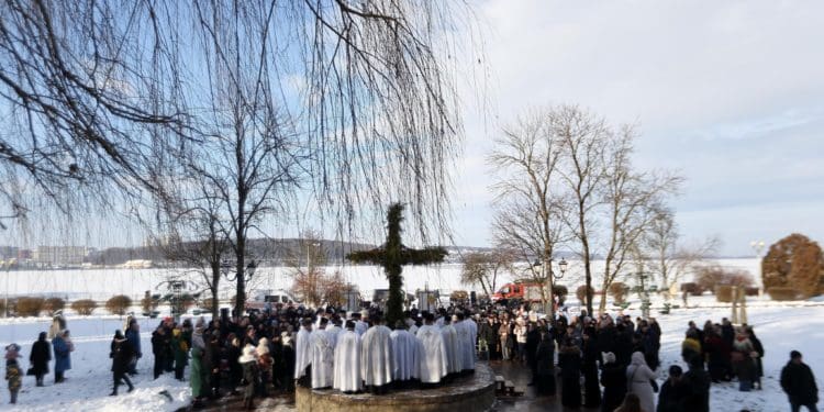 Біля Тернопільського ставу відбувся традиційний міжконфесійний молебень та чин освячення Йорданської води (фото)