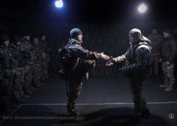 почесними нагрудними знаками бійців