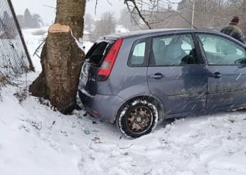 Жителька Тернопільщини мало не загинула з сином в ДТП через непосипану дорогу