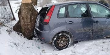 Жителька Тернопільщини мало не загинула з сином в ДТП через непосипану дорогу