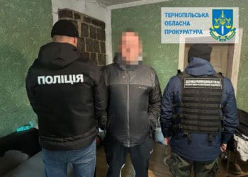 На Тернопільщині чоловіку повідомлено про підозру у вербуванні жінки для незаконної діяльності за кордоном