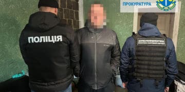 На Тернопільщині чоловіку повідомлено про підозру у вербуванні жінки для незаконної діяльності за кордоном