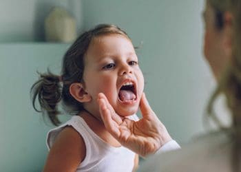 Як полегшити біль у горлі при ларингіті у дітей?