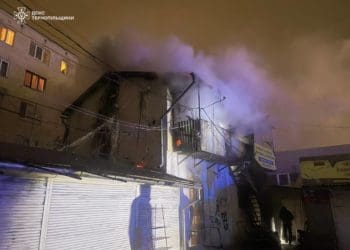 У Тернополі рятувальники ліквідували пожежу на вулиці Торговиця
