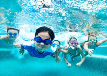 Як навчити дитину плавати