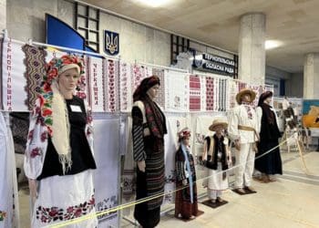 У Тернополі відкрили виставку до Дня Соборності України: представили міжнародний вишитий рушник-єднання
