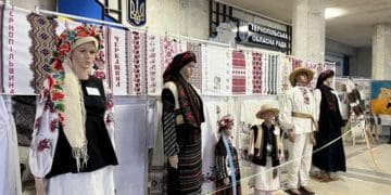 У Тернополі відкрили виставку до Дня Соборності України: представили міжнародний вишитий рушник-єднання