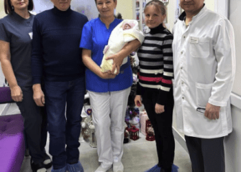 Немовля, народжене у Тернополі вагою 900 грамів, виписали з перинатального центру додому