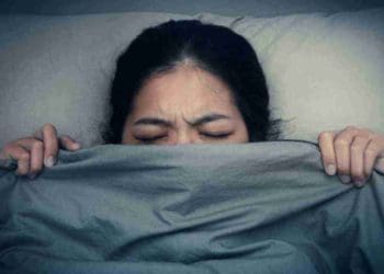 Чому сняться померлі родичі та як реагувати на такі сни