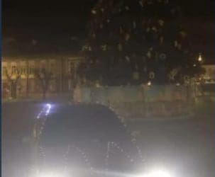 У Тернополі водій порушив ПДР на Театральному майдані біля ялинки