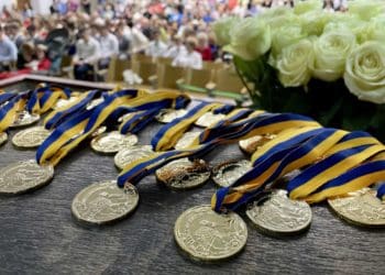 випускників