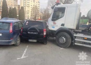 Бетонозмішувач протаранив п’ять автівок у Тернополі
