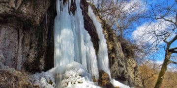 На Тернопільщині замерз водоспад “Дівочі сльози” у Дністровському каньйоні (Фото)