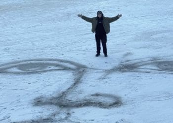 Художник з Тернополя намалював портрет на замерзлій річці