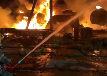 Вибухова ніч у росії: не працюють аеропорти, горить промислове підприємство