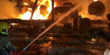 Вибухова ніч у росії: не працюють аеропорти, горить промислове підприємство