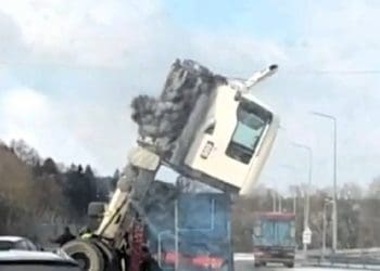 На Тернопільщині зіткнулися дві вантажівки: одну вивернуло кабіною до неба