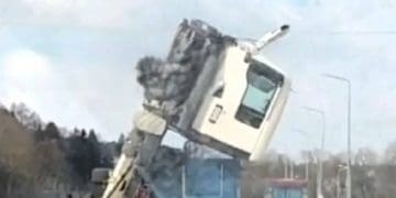 На Тернопільщині зіткнулися дві вантажівки: одну вивернуло кабіною до неба