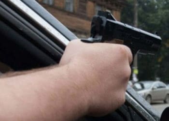 молодики стріляли з авто