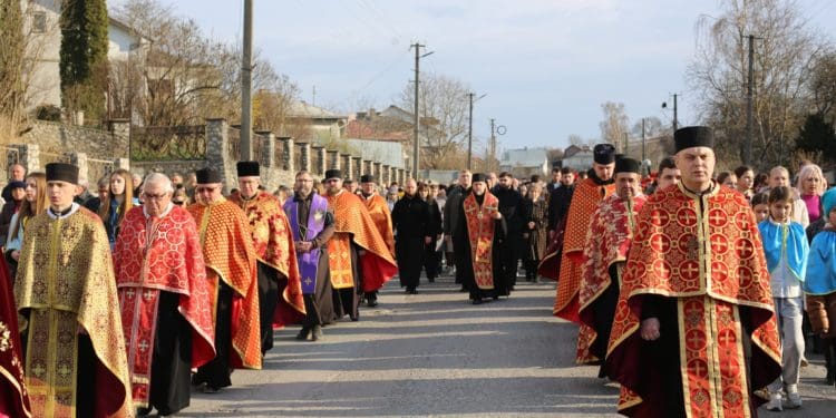 Хресна хода у Збаражі об’єднала сотні вірян у молитві за Україну