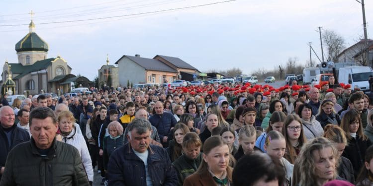 Хресна хода у Збаражі об’єднала сотні вірян у молитві за Україну