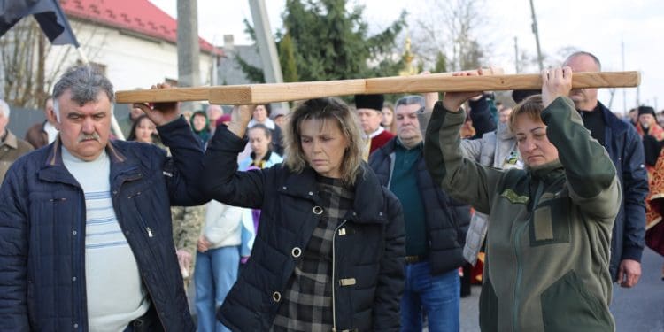 Хресна хода у Збаражі об’єднала сотні вірян у молитві за Україну