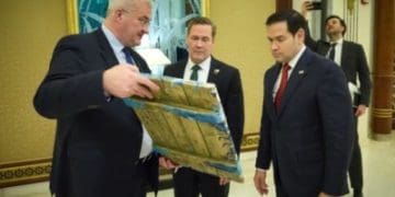 Уродженець Тернопільщини подарував держсекретарю США ікону, виконану на ящику з-під набоїв