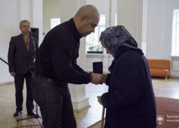 Міський голова Сергій Надал вручив родинам загиблих військових відзнаки «Почесний громадянин міста Тернополя»