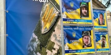 У центрі Тернополя створили Алею «Надії» з фотографіями захисників, які зникли безвісти