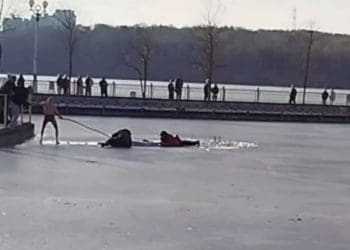 На озері у Тернополі чоловік провалився під лід