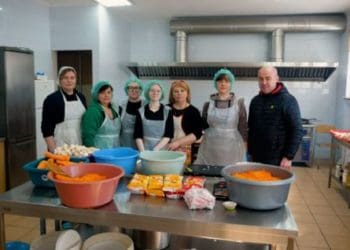 Волонтери Тернополя готують домашні страви для поранених захисників: мер закликає долучатися до ініціативи