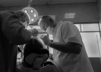 Як обрати стоматологію та переваги протезування на імплантах