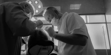 Як обрати стоматологію та переваги протезування на імплантах