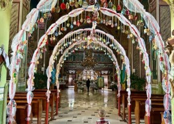 У Настасові під Тернополем храм прикрасили сотнями вишитих писанок