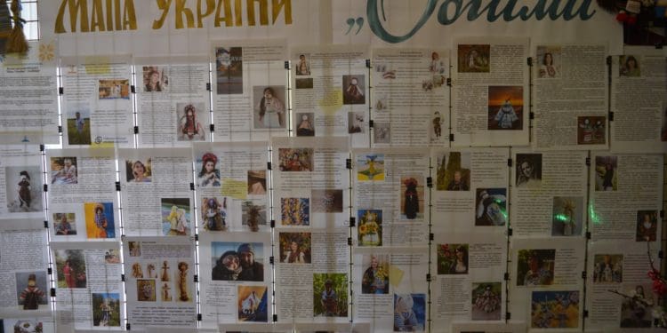 Мапа України з ляльками-мотанками прибула до Збаража