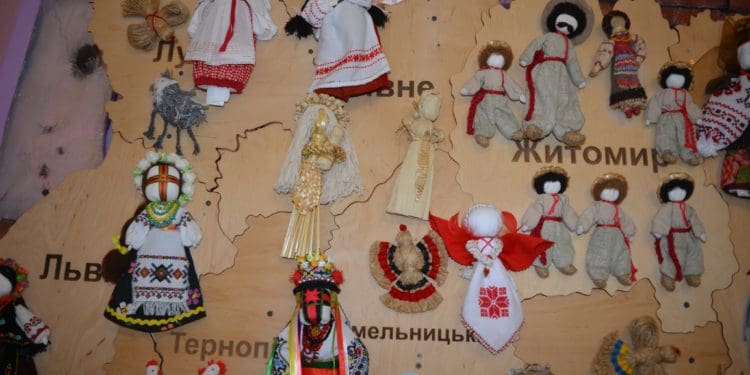 Мапа України з ляльками-мотанками прибула до Збаража