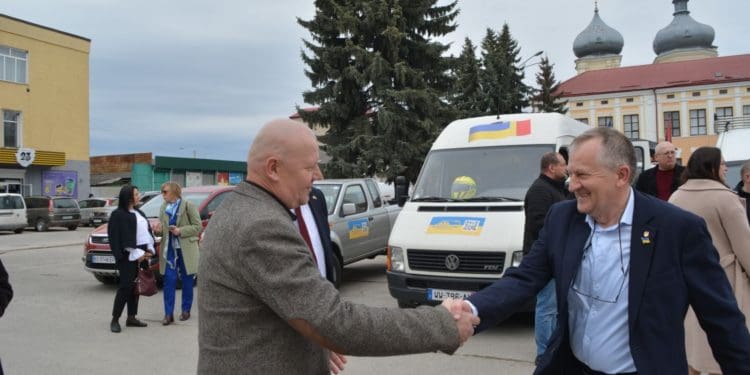 У Збаразькому замку передали чергову партію автівок для ЗСУ від бельгійських друзів