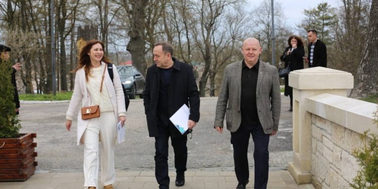 У Збаразькому замку передали чергову партію автівок для ЗСУ від бельгійських друзів