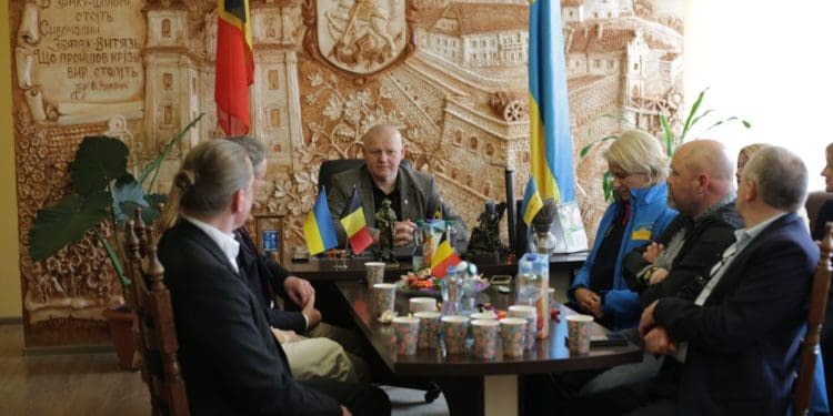 У Збаразькому замку передали чергову партію автівок для ЗСУ від бельгійських друзів