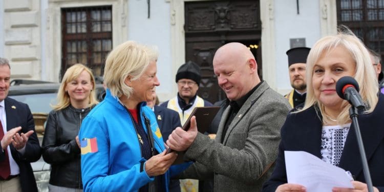 У Збаразькому замку передали чергову партію автівок для ЗСУ від бельгійських друзів