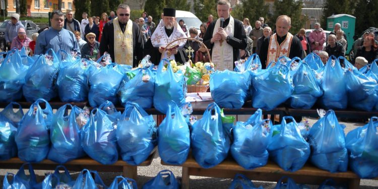 У Тернополі “Карітас” освятив великодні кошики для потребуючих і відкрив Центр життєстійкості