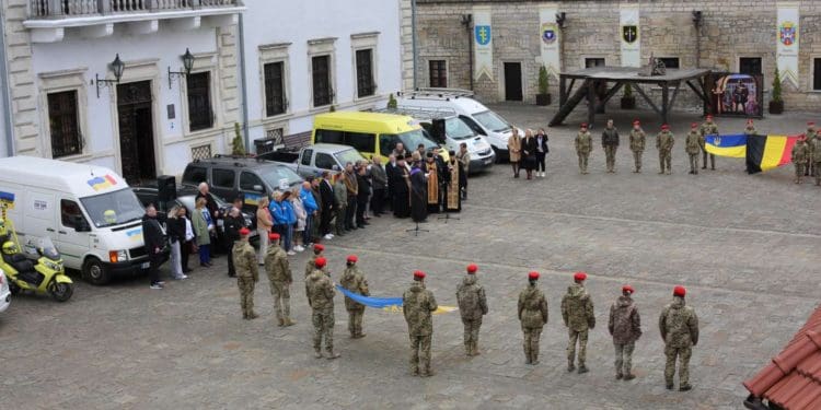 У Збаразькому замку передали чергову партію автівок для ЗСУ від бельгійських друзів