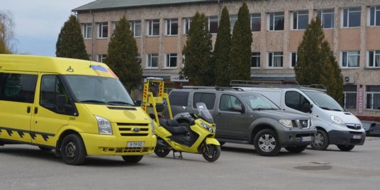 У Збаразькому замку передали чергову партію автівок для ЗСУ від бельгійських друзів